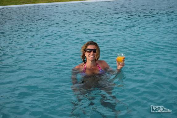 Aproveitando o fim de tarde na piscina do hotel em Fortim, no litoral do Ceará